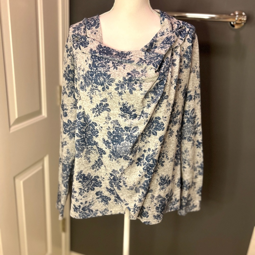 👩🏽‍🍼BEST NURSING SWEATER EVER. Size M Jessica Simpson. Multiple ways to wear. - Picture 2 of 15